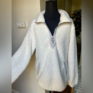 Te Verde White Faux Fur sweater w/ pass through pocket & 1/2 zip front - Medium